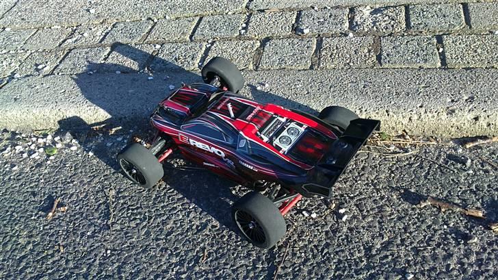 Truck Traxxas E-revo 1/16 VXL - e revoen ren og med nye dæk og spoiler klar til on-road billede 9