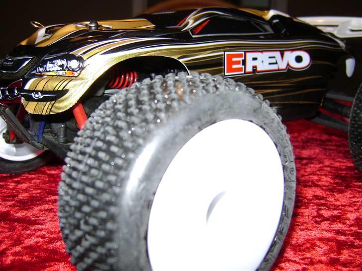Off-Roader E-Revo 1/16 - De nye dæk og fælge. købt hos Trisdan.dk billede 1