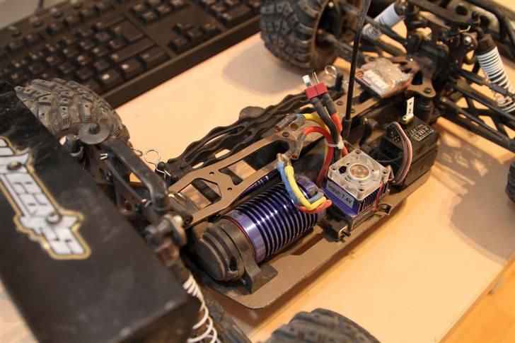 Off-Roader Stealth X09 Truggy Brushl - Her er den gamle ESC stadig på inden den bliver skiftet ud. billede 2