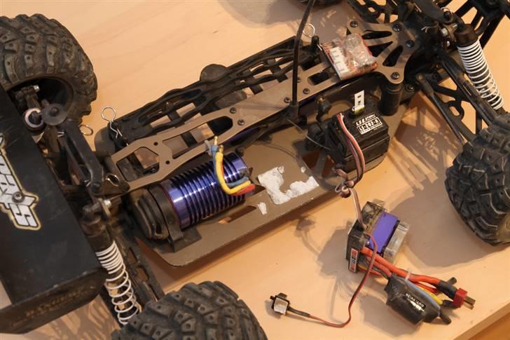 Off-Roader Stealth X09 Truggy Brushl - Her er den gamle ESC pillet af karossen billede 3