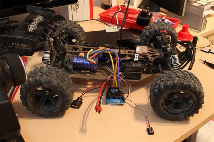 Off-Roader Stealth X09 Truggy Brushl - Her er den nye ESC HobbyWing EXRUN 60A sat på. Jeg har dog måtte bytte rundt på ledningerne (blå & rød) for at få motoren til at køre den rigtige vej.  billede 4