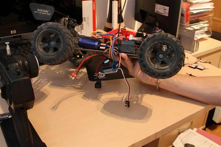 Off-Roader Stealth X09 Truggy Brushl - Her kan Hjulene ses fra siden i profil billede 5