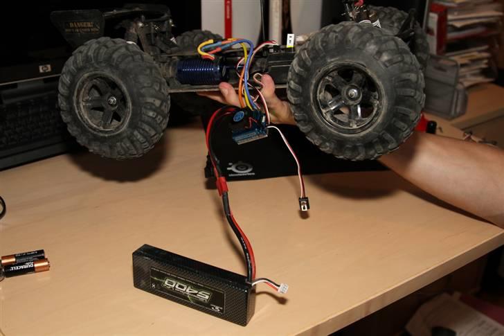 Off-Roader Stealth X09 Truggy Brushl - Her kan hjulene ses fra siden i profil imens der bliver givet GAS, man kan se de bliver trukket ud billede 6