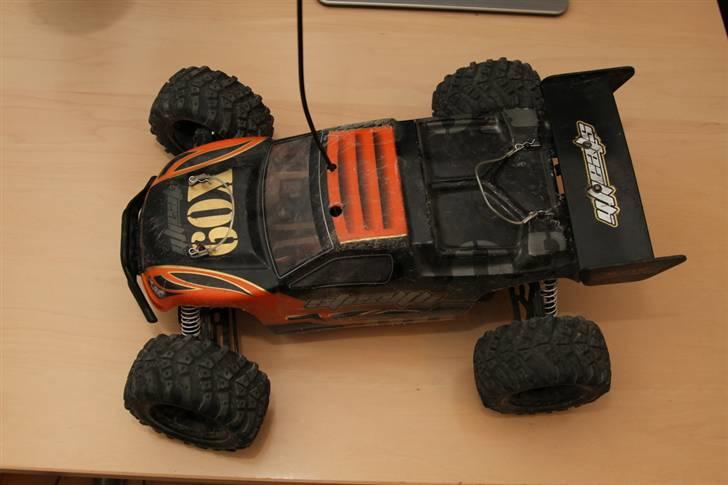 Off-Roader Stealth X09 Truggy Brushl - Bilen set lidt fra oven med karossen på, den er lidt medtaget, grundet den ikke bare står til pynt. billede 7