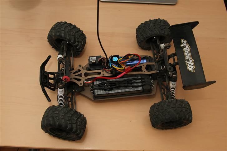 Off-Roader Stealth X09 Truggy Brushl - Bilen set lidt fra oven uden karossen, hvor man kan se die ganzen electronikken billede 8