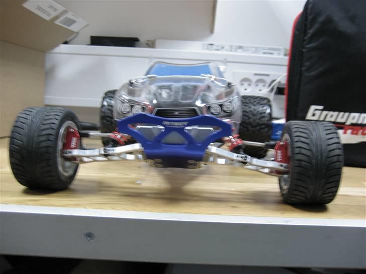 Buggy Traxxas Hustler BYTTET - Hmm jo, den er bredere foran end bagtil billede 16