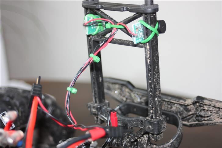 Off-Roader Traxxas Summit - Lvc. ja da jeg ikke kunne få nogle af de smarte der stopper bil til at virke sammen med Evx-2, måtte blive en buzzer. billede 15