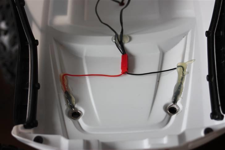 Off-Roader Traxxas Summit - Og så lige lidt efter mods så jeg ikke skal tænke på ledningen til lygtebomen. billede 16