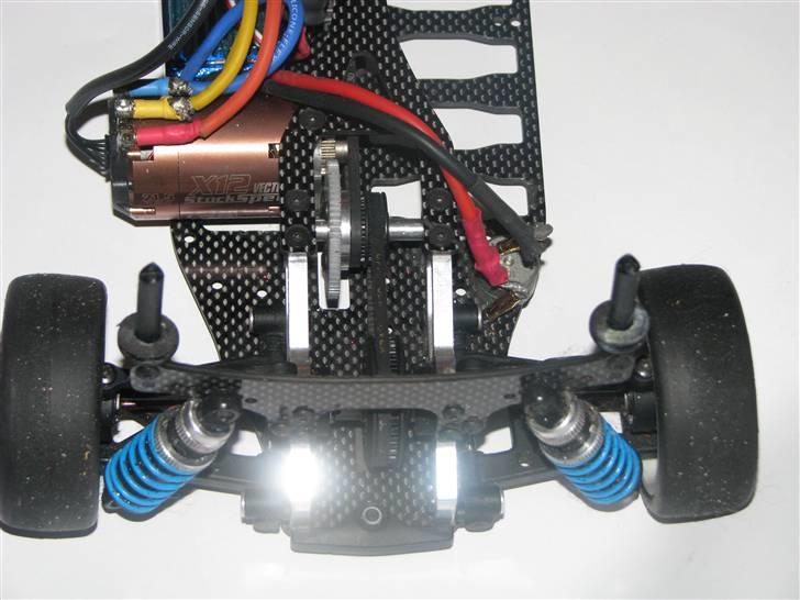 Bil R9 - bagparti med motor og gearing billede 9