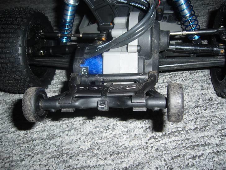 Off-Roader Traxxas Rustler VXL - Har sat en Strip rundt om wheelie barren fordi den bliver ved med at falde ud af hakket. Det var vare nice :D billede 14