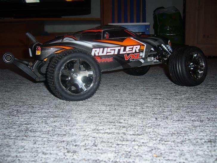 Off-Roader Traxxas Rustler VXL - Lige et billede i profil efter de nye dæmpere kom på.. billede 16