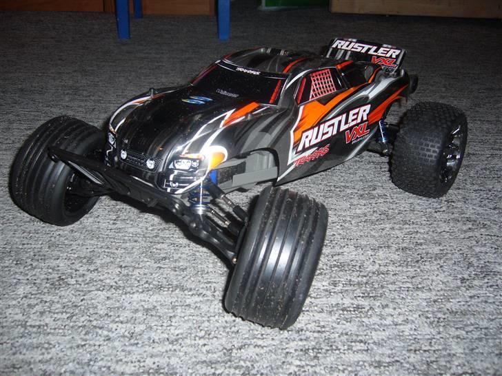 Off-Roader Traxxas Rustler VXL - Forfra efter montering af støddæmpere billede 17