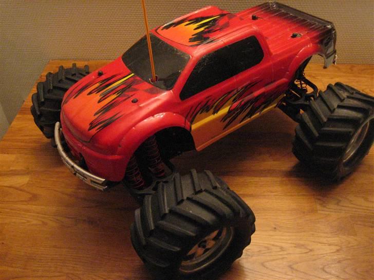 Off-Roader Traxxas E-MAXX - Min E-MAXX med den org. karros - er lidt brugt - måske kommer der en ny på efter næste år. billede 1