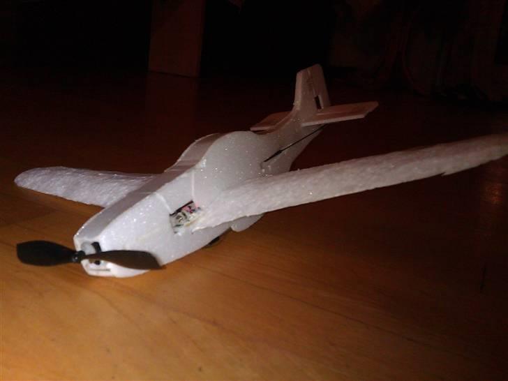 Fly DIY Mustang P-51 - Vinger er lavet i EPP og kroppen er lavet i depron der er limet sammen til en mere (fyldig) profil billede 9