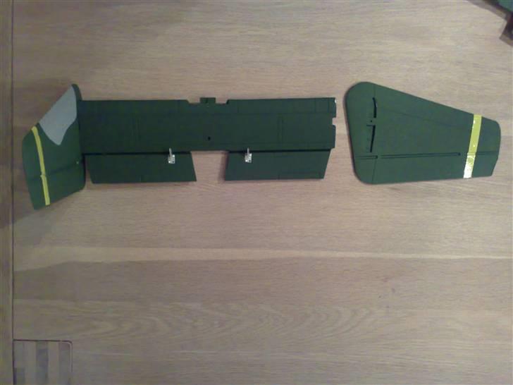 Fly A-10 Warthog Fighter Jet - Haleving ved at blive samlet/limet billede 3