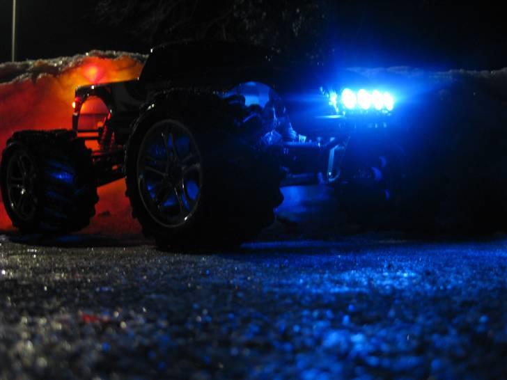 Bil     E-Maxx 4WD 2,4GHz  billede 14