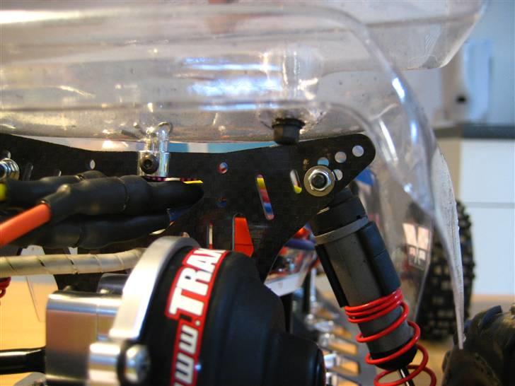 Buggy Traxxas Hustler BYTTET - Carbon rear shock tower billede 19