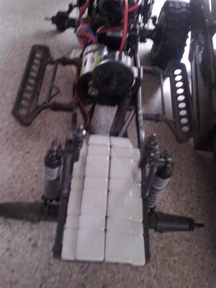 Off-Roader Axial SCX10 - 1/10th 4WD  - vægten på 200 gr lagt over bagakslen billede 3