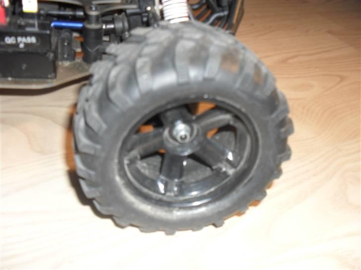 Off-Roader Stealth X09 Truggy (Solgt - Hjulet på bilen 3 mere til. har ikke andre end de orginale  billede 8