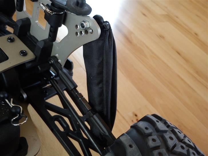 Bil HBX stealth XO9 brushless - shockcover som min mor har lavet billede 8