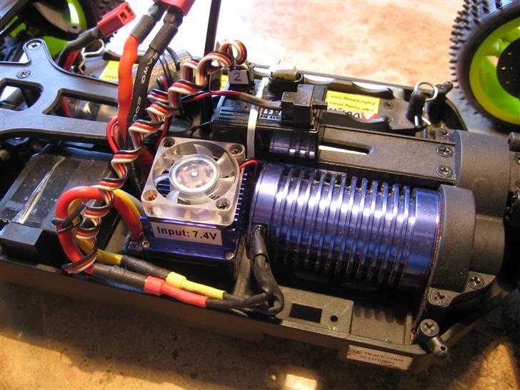 Bil Carsson stormracer - 2600Kv rå brushless power. DET ka vi li :) Dog var det lidt en opgave at få plads til skallen da køleren på ESC´en ville gå imod. Så den er hævet lidt bagi. Hvilket jeg faktisk bare syntes ser lidt fedt ud :) billede 3