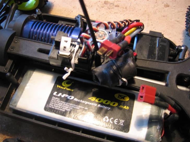 Bil Carsson stormracer - Selvfølgelig med LiPo. Kun 15C men det går pænt tjep alligevel :) billede 4