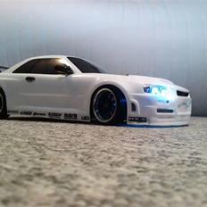 Bil TT-01D - Nissan Skyline GTR R34 Vspec II