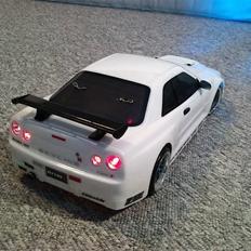 Bil TT-01D - Nissan Skyline GTR R34 Vspec II