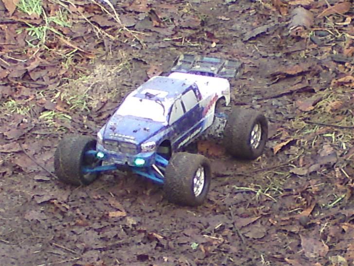 Bil Traxxas E-revo BRUSHLESS!  - Billede fra min bane i baghaven billede 14