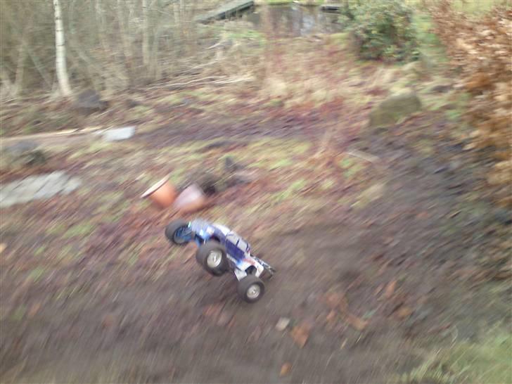 Bil Traxxas E-revo BRUSHLESS!  - Billede fra min bane i baghaven billede 15