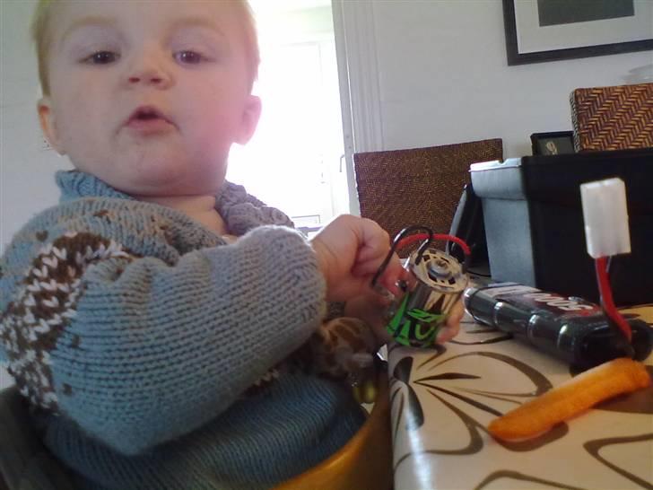 Off-Roader Axial SCX10 - 1/10th 4WD  - ja william på 14 mdr hjælper med den nye motor. billede 11