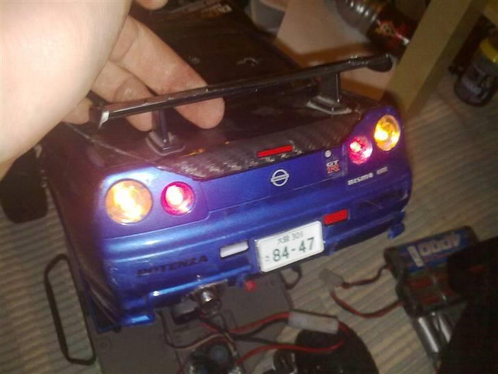 Bil Tamiya TT-01D Skyline R34 - Darkdrifter, du tænker nok "det ville se bedre ud med fire røde istedet", enig men har ikke fået lavet dem endnu :) billede 17