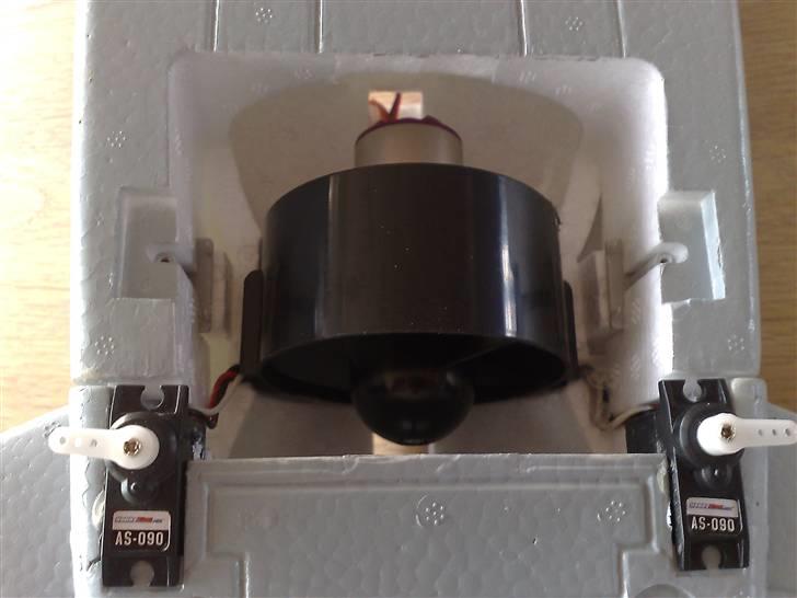 Fly F5E Tiger EDF JET  - Mont Fan og Bl.Motor var limet dårligt så måtte selv. Ellers fin adgang til fan billede 4