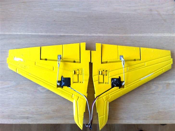 Fly F5E Tiger EDF JET  - Malet undersiden af vinger så de er synlig i luften var grå som resten af flyveren billede 5