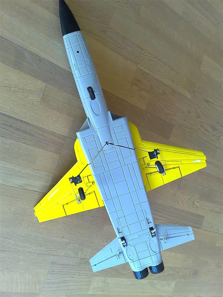 Fly F5E Tiger EDF JET  - Bunden med synlig gul farve billede 12