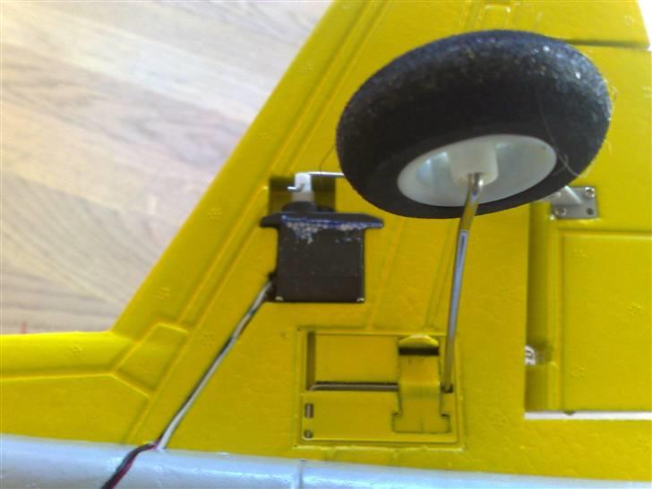 Fly F5E Tiger EDF JET  - Smart "klik system" nemt at tage hjul af hvis der skal flyves uden. billede 13