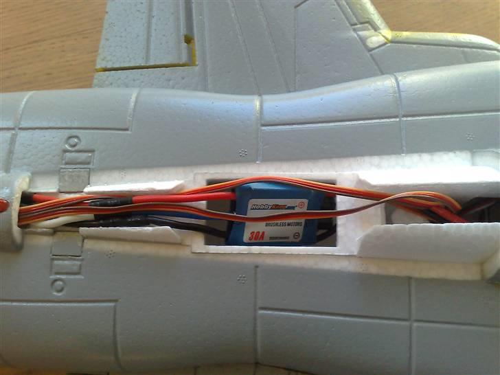 Fly F5E Tiger EDF JET  - Ledninger fra højderor servo og 30 Amp.Reg Gemt under lille låg holdt af 2 stk magneter (som jeg selv måtte efter lime) billede 14
