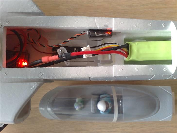 Fly F5E Tiger EDF JET  - Fint med plads når et 1300 mAmp 3 cell batt er i  billede 18