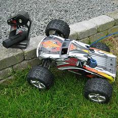 Off-Roader Traxxas REVO - SOLGT