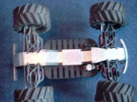 Truck E-maxx Brushless - bilen nedenunder med skidplates hele vejen (hjemmelavet) billede 4