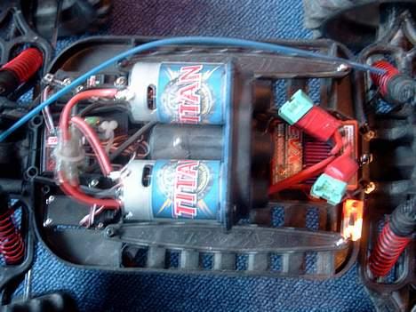 Truck E-maxx Brushless - motorne og fartregulatoren billede 6