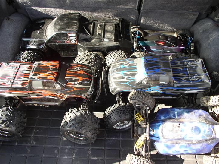 Buggy AE RC8Be Factory Team - Halvdelen af vores vognpark på tur... skal snart ha en større bil :-) billede 10