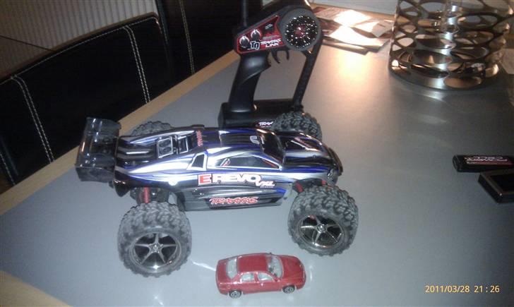 Off-Roader Traxxas E-Revo VXL 1:16 - Ved siden af en Alfa Romeo 156 scala 1/43 billede 3
