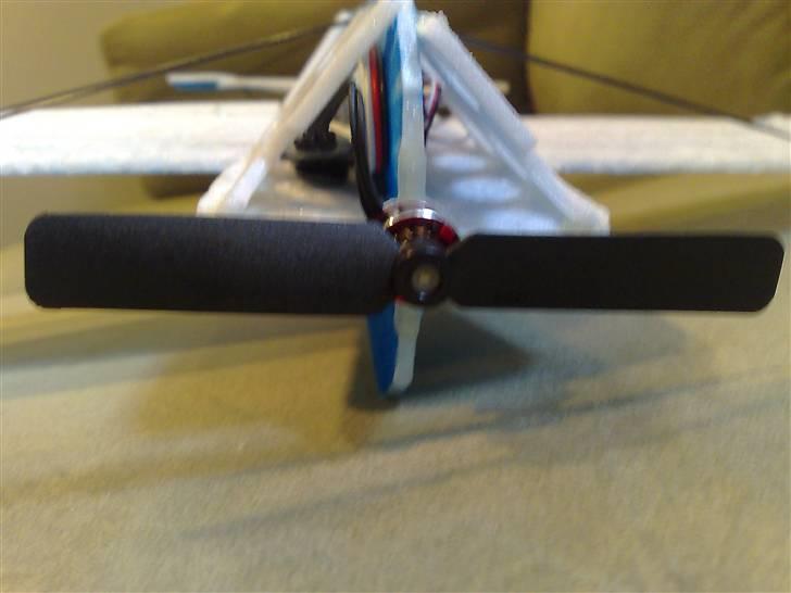 Fly SAKURA - ESC sidder under et lille "skjold" det "skjold stiver også flyveren billede 7