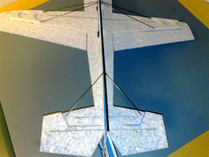 Fly SAKURA - Vingestøtter limet på plads. Bunden af flyveren har en skinne af carbon beskytter og stiver super billede 14