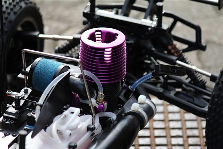 Off-Roader HPI Trophy 4.6 Truggy - Billede af motoren og luftfilter, selvfølgelig med olie :) billede 4