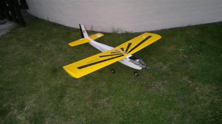 Fly trainer Graupner Afgået ved styrt - nyder solen billede 1