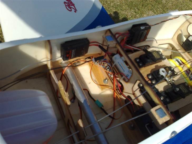 Fly Aquila AT01 R.I.P - Det nye 2,4 GHz radio set up, samt extern batteri for fjern glød billede 12