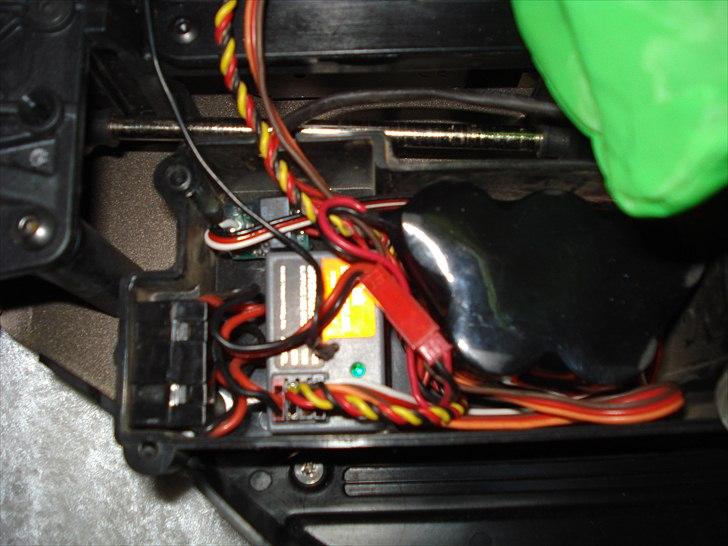 Buggy Redcat Rampage XB (solgt) - der er ikke megen plads i radioboxen efter batteri + modtager + on/off knap + killswitch :D billede 12