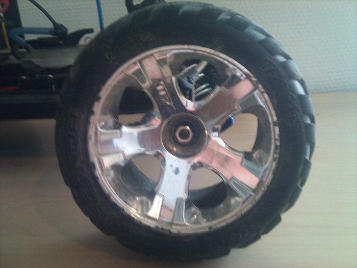 Truck Jato 3,3 2 WD 2,4 GHz - dette er så standardt fælge til en Jato 3,3 :) billede 3